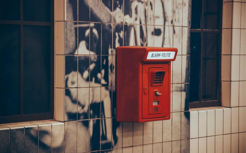 A comparison table of different solar inverter brands and their features/prices.