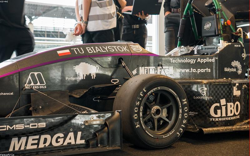 A comparison chart showing price vs. lifespan of lead-acid vs. lithium batteries, highlighting lithium